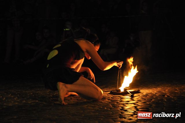 Zdjęcie w galerii na portalu naszraciborz.pl: W rytmie ognia na placu Dominikańskim wiadomości z regionu