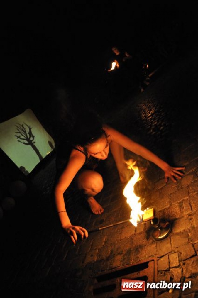 Zdjęcie w galerii na portalu naszraciborz.pl: W rytmie ognia na placu Dominikańskim wiadomości z regionu