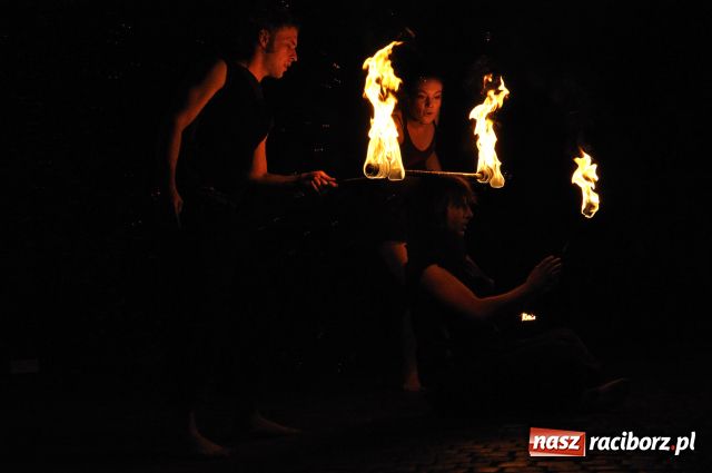 Zdjęcie w galerii na portalu naszraciborz.pl: W rytmie ognia na placu Dominikańskim wiadomości z regionu