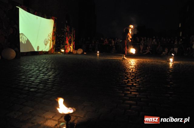 Zdjęcie w galerii na portalu naszraciborz.pl: W rytmie ognia na placu Dominikańskim wiadomości z regionu