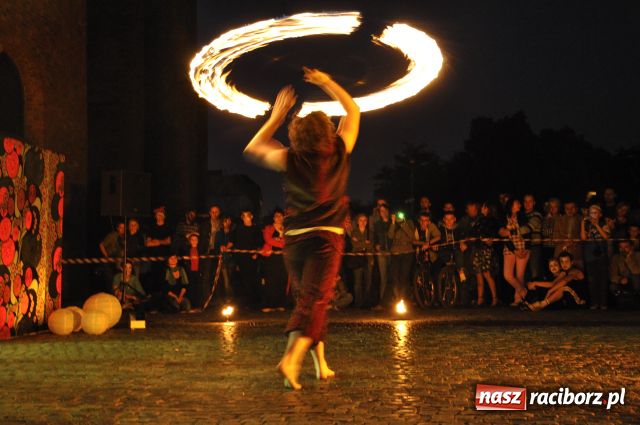 Zdjęcie w galerii na portalu naszraciborz.pl: W rytmie ognia na placu Dominikańskim wiadomości z regionu