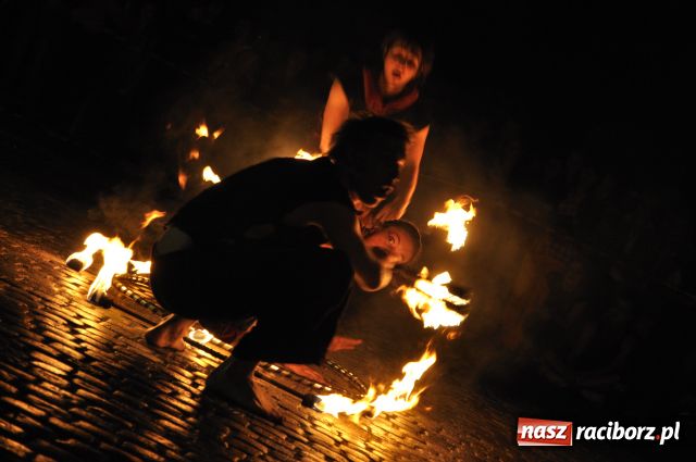 Zdjęcie w galerii na portalu naszraciborz.pl: W rytmie ognia na placu Dominikańskim wiadomości z regionu