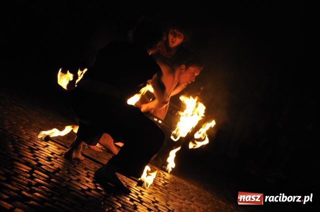 Zdjęcie w galerii na portalu naszraciborz.pl: W rytmie ognia na placu Dominikańskim wiadomości z regionu