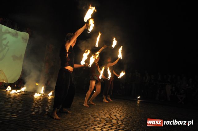 Zdjęcie w galerii na portalu naszraciborz.pl: W rytmie ognia na placu Dominikańskim wiadomości z regionu