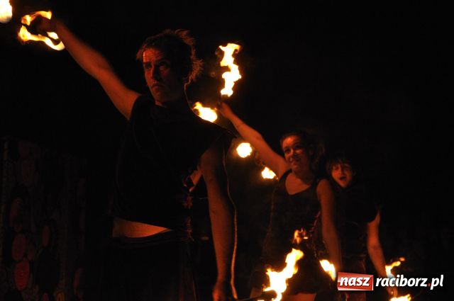 Zdjęcie w galerii na portalu naszraciborz.pl: W rytmie ognia na placu Dominikańskim wiadomości z regionu