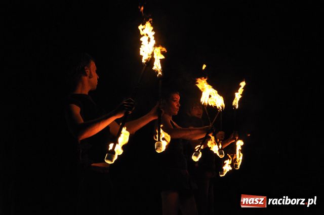 Zdjęcie w galerii na portalu naszraciborz.pl: W rytmie ognia na placu Dominikańskim wiadomości z regionu
