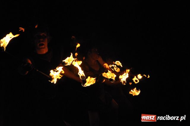 Zdjęcie w galerii na portalu naszraciborz.pl: W rytmie ognia na placu Dominikańskim wiadomości z regionu