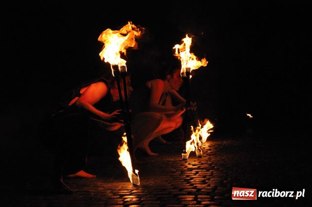 Zdjęcie w galerii na portalu naszraciborz.pl: W rytmie ognia na placu Dominikańskim wiadomości z regionu