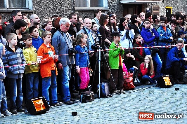 Zdjęcie w galerii na portalu naszraciborz.pl: W rytmie ognia na placu Dominikańskim wiadomości z regionu