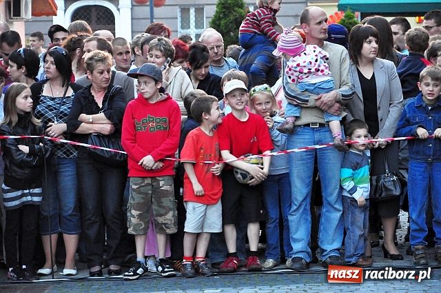 Zdjęcie w galerii na portalu naszraciborz.pl: W rytmie ognia na placu Dominikańskim wiadomości z regionu