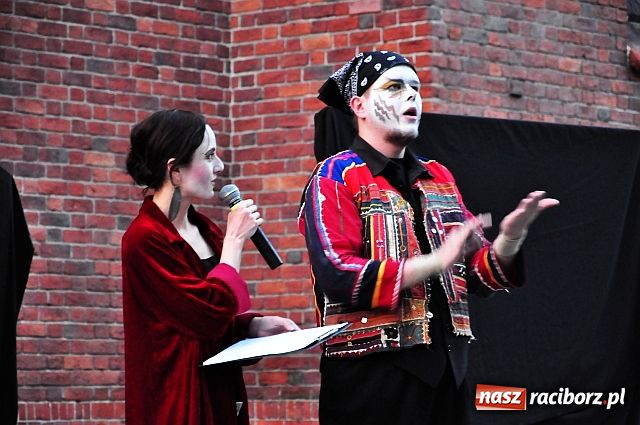 Zdjęcie w galerii na portalu naszraciborz.pl: W rytmie ognia na placu Dominikańskim wiadomości z regionu