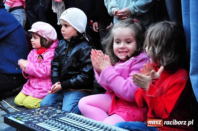 Zdjęcie w galerii na portalu naszraciborz.pl: W rytmie ognia na placu Dominikańskim wiadomości z regionu