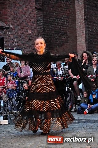 Zdjęcie w galerii na portalu naszraciborz.pl: W rytmie ognia na placu Dominikańskim wiadomości z regionu