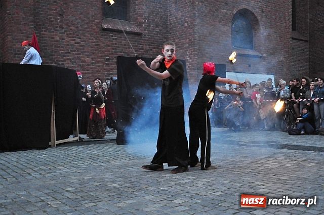 Zdjęcie w galerii na portalu naszraciborz.pl: W rytmie ognia na placu Dominikańskim wiadomości z regionu