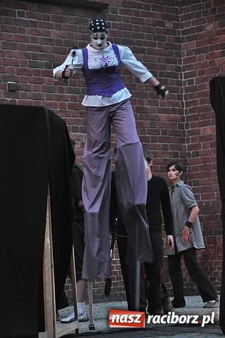 Zdjęcie w galerii na portalu naszraciborz.pl: W rytmie ognia na placu Dominikańskim wiadomości z regionu