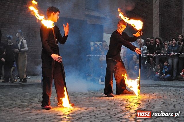 Zdjęcie w galerii na portalu naszraciborz.pl: W rytmie ognia na placu Dominikańskim wiadomości z regionu