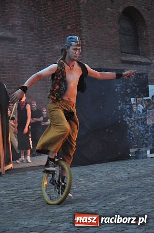 Zdjęcie w galerii na portalu naszraciborz.pl: W rytmie ognia na placu Dominikańskim wiadomości z regionu