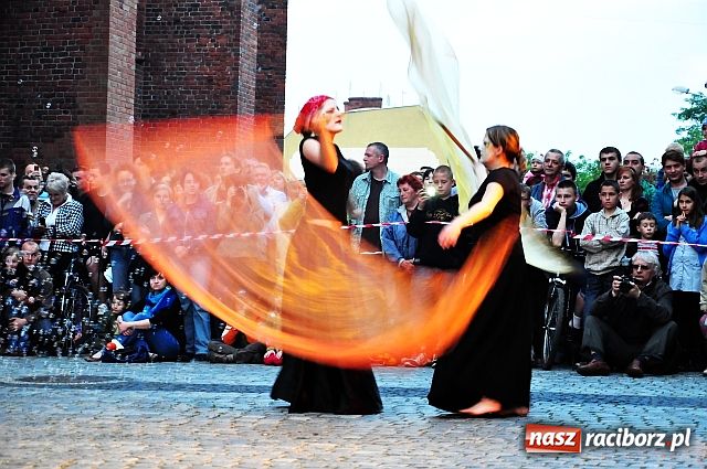 Zdjęcie w galerii na portalu naszraciborz.pl: W rytmie ognia na placu Dominikańskim wiadomości z regionu