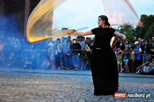 Zdjęcie w galerii na portalu naszraciborz.pl: W rytmie ognia na placu Dominikańskim wiadomości z regionu