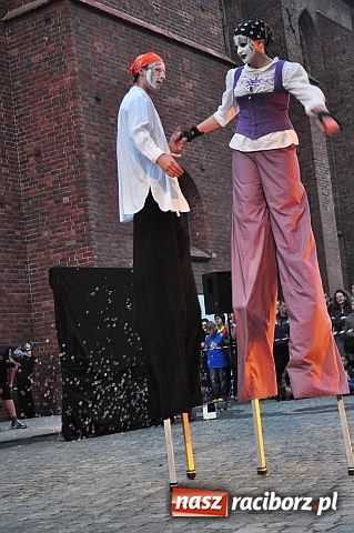 Zdjęcie w galerii na portalu naszraciborz.pl: W rytmie ognia na placu Dominikańskim wiadomości z regionu