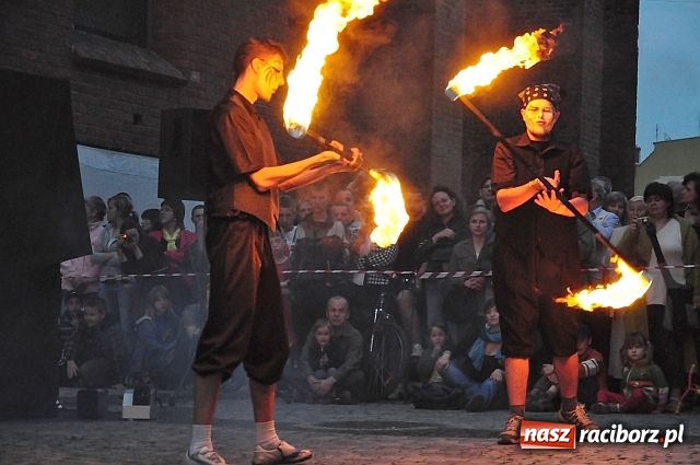 Zdjęcie w galerii na portalu naszraciborz.pl: W rytmie ognia na placu Dominikańskim wiadomości z regionu