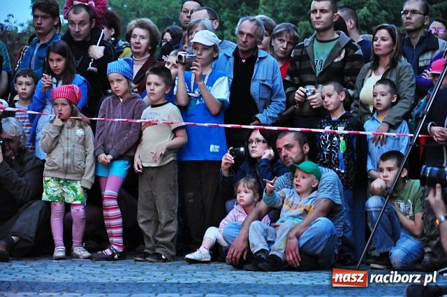 Zdjęcie w galerii na portalu naszraciborz.pl: W rytmie ognia na placu Dominikańskim wiadomości z regionu