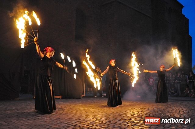Zdjęcie w galerii na portalu naszraciborz.pl: W rytmie ognia na placu Dominikańskim wiadomości z regionu