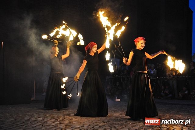 Zdjęcie w galerii na portalu naszraciborz.pl: W rytmie ognia na placu Dominikańskim wiadomości z regionu