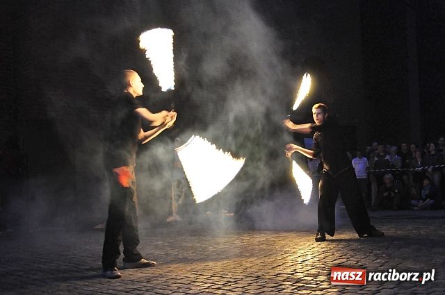 Zdjęcie w galerii na portalu naszraciborz.pl: W rytmie ognia na placu Dominikańskim wiadomości z regionu