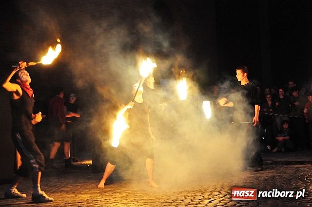 Zdjęcie w galerii na portalu naszraciborz.pl: W rytmie ognia na placu Dominikańskim wiadomości z regionu
