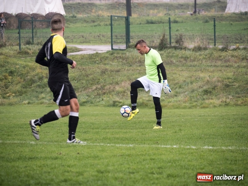Zdjęcie w galerii na portalu naszraciborz.pl: Samobój Chałupek dał zwycięstwo Brzeziu wiadomości z regionu