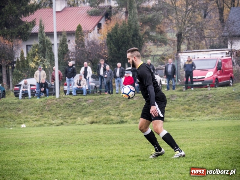 Zdjęcie w galerii na portalu naszraciborz.pl: Samobój Chałupek dał zwycięstwo Brzeziu wiadomości z regionu