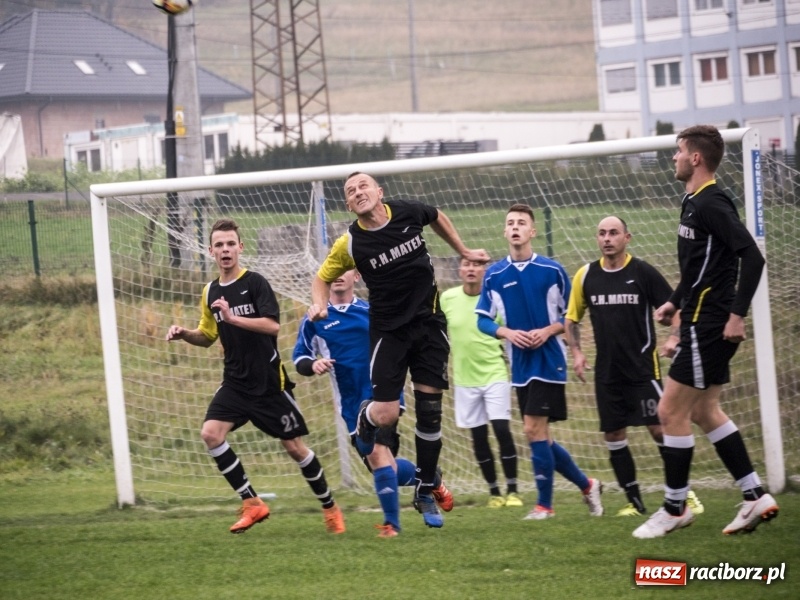 Zdjęcie w galerii na portalu naszraciborz.pl: Samobój Chałupek dał zwycięstwo Brzeziu wiadomości z regionu