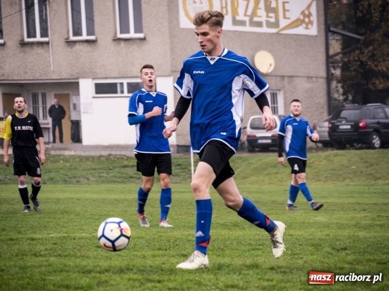 Zdjęcie w galerii na portalu naszraciborz.pl: Samobój Chałupek dał zwycięstwo Brzeziu wiadomości z regionu