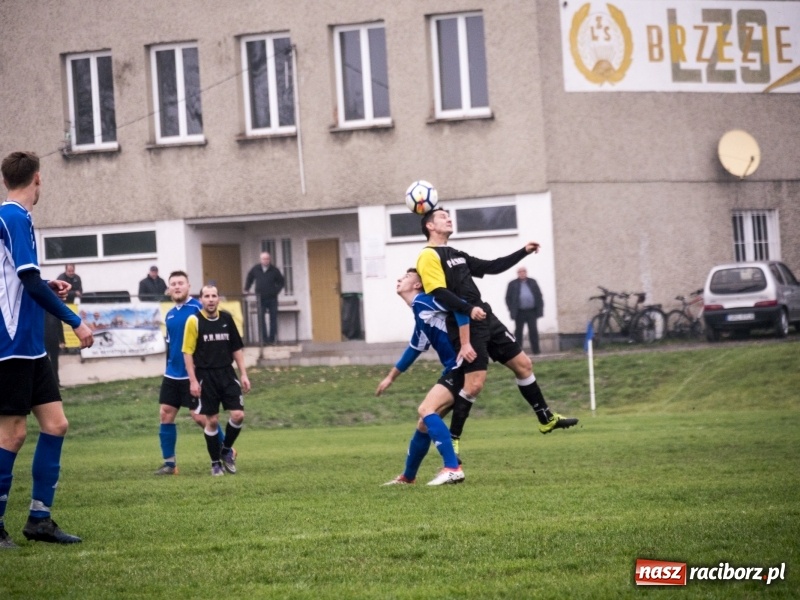 Zdjęcie w galerii na portalu naszraciborz.pl: Samobój Chałupek dał zwycięstwo Brzeziu wiadomości z regionu