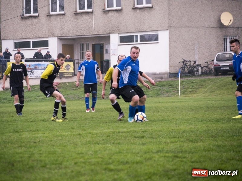 Zdjęcie w galerii na portalu naszraciborz.pl: Samobój Chałupek dał zwycięstwo Brzeziu wiadomości z regionu