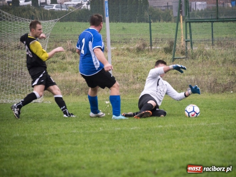 Zdjęcie w galerii na portalu naszraciborz.pl: Samobój Chałupek dał zwycięstwo Brzeziu wiadomości z regionu