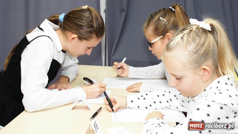 Zdjęcie w galerii na portalu naszraciborz.pl: Zostań Mistrzem Kaligrafii! Konkurs Pięknego Pisania w raciborskiej bibliotece wiadomości z regionu