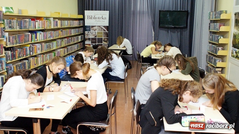 Zdjęcie w galerii na portalu naszraciborz.pl: Zostań Mistrzem Kaligrafii! Konkurs Pięknego Pisania w raciborskiej bibliotece wiadomości z regionu