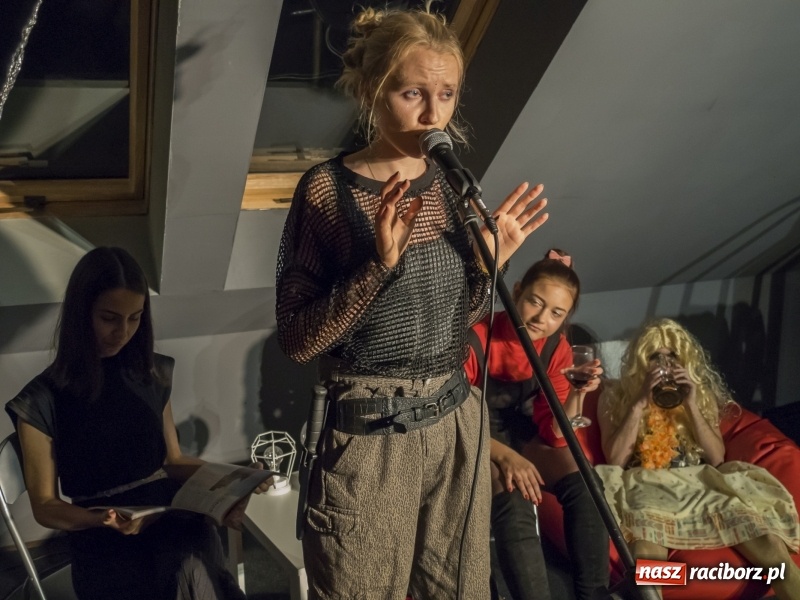 Zdjęcie w galerii na portalu naszraciborz.pl: Premiera komedii Planeta Kobiet grupy Irrealis wiadomości z regionu