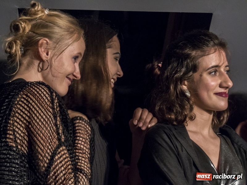 Zdjęcie w galerii na portalu naszraciborz.pl: Premiera komedii Planeta Kobiet grupy Irrealis wiadomości z regionu