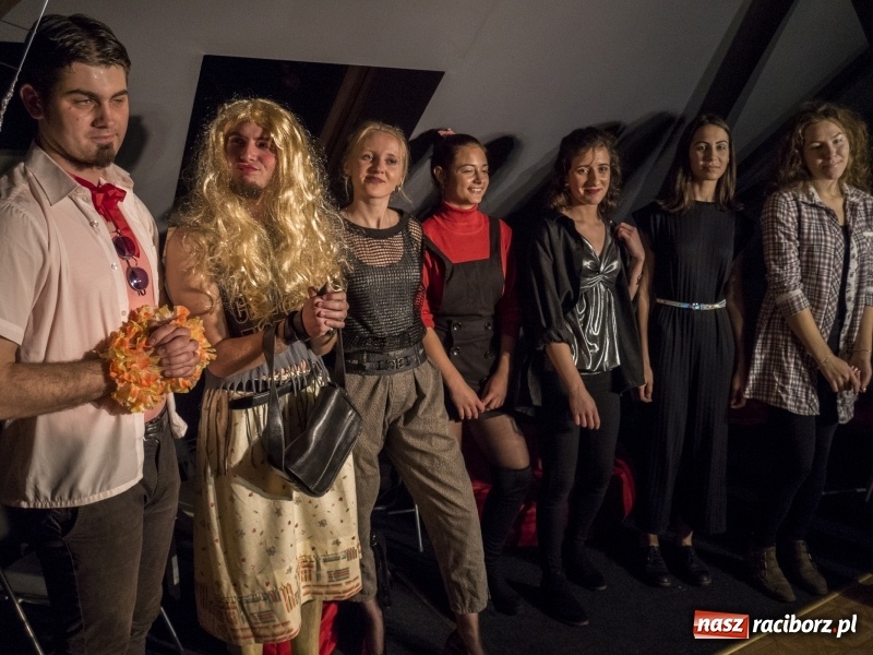 Zdjęcie w galerii na portalu naszraciborz.pl: Premiera komedii Planeta Kobiet grupy Irrealis wiadomości z regionu