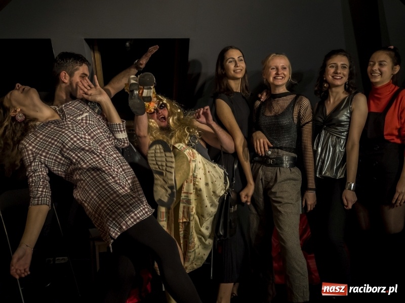 Zdjęcie w galerii na portalu naszraciborz.pl: Premiera komedii Planeta Kobiet grupy Irrealis wiadomości z regionu