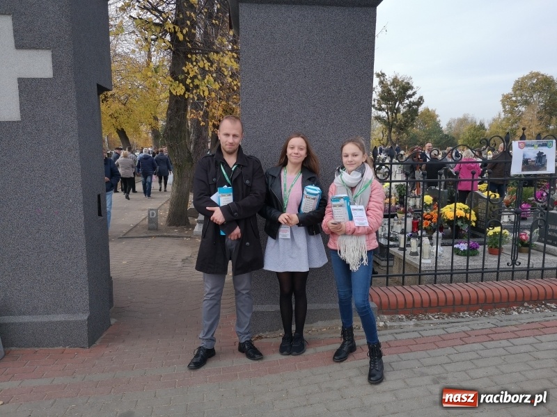 Zdjęcie w galerii na portalu naszraciborz.pl: W Kuźni Raciborskiej kwestowali po raz trzynasty wiadomości z regionu