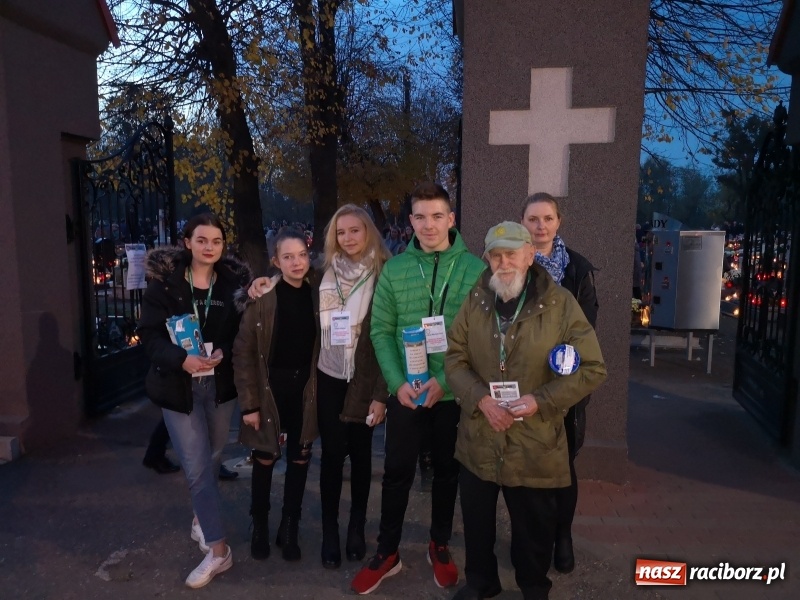 Zdjęcie w galerii na portalu naszraciborz.pl: W Kuźni Raciborskiej kwestowali po raz trzynasty wiadomości z regionu