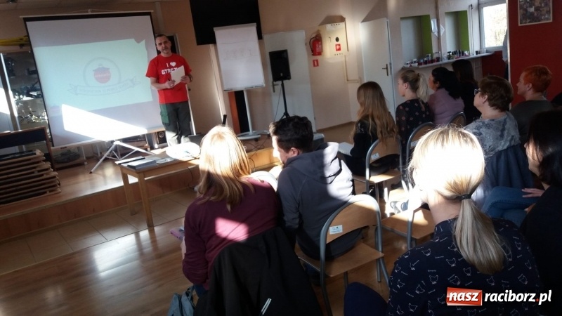 Zdjęcie w galerii na portalu naszraciborz.pl: Pomocna Dłoń z szansą na Mobilną Szkołę. Będą uczyć na podwórkach wiadomości z regionu