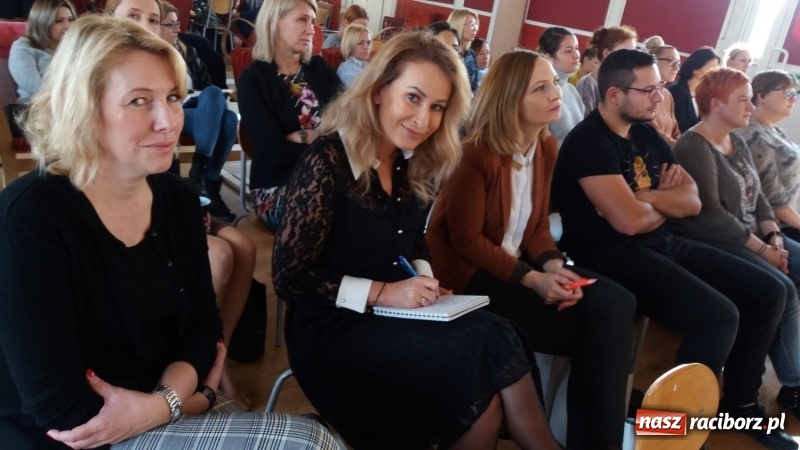 Zdjęcie w galerii na portalu naszraciborz.pl: Pomocna Dłoń z szansą na Mobilną Szkołę. Będą uczyć na podwórkach wiadomości z regionu