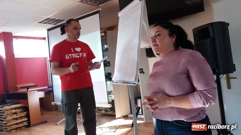 Zdjęcie w galerii na portalu naszraciborz.pl: Pomocna Dłoń z szansą na Mobilną Szkołę. Będą uczyć na podwórkach wiadomości z regionu