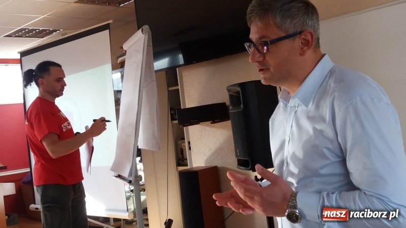 Zdjęcie w galerii na portalu naszraciborz.pl: Pomocna Dłoń z szansą na Mobilną Szkołę. Będą uczyć na podwórkach wiadomości z regionu