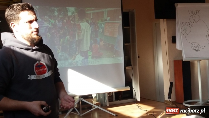 Zdjęcie w galerii na portalu naszraciborz.pl: Pomocna Dłoń z szansą na Mobilną Szkołę. Będą uczyć na podwórkach wiadomości z regionu